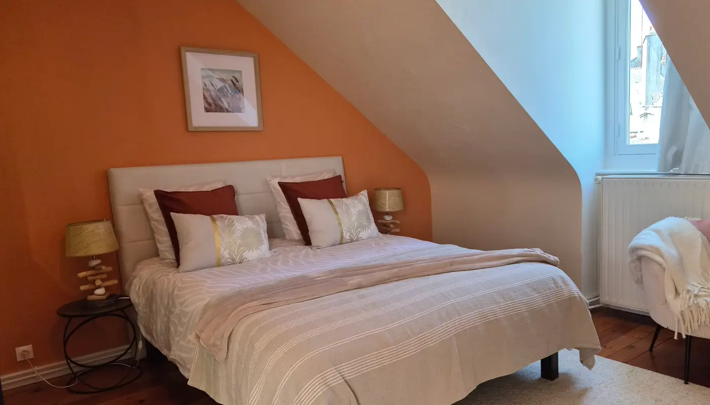 Chambre Fleur : un très grand lit double sous les combles, parquet ancien et tons clairs