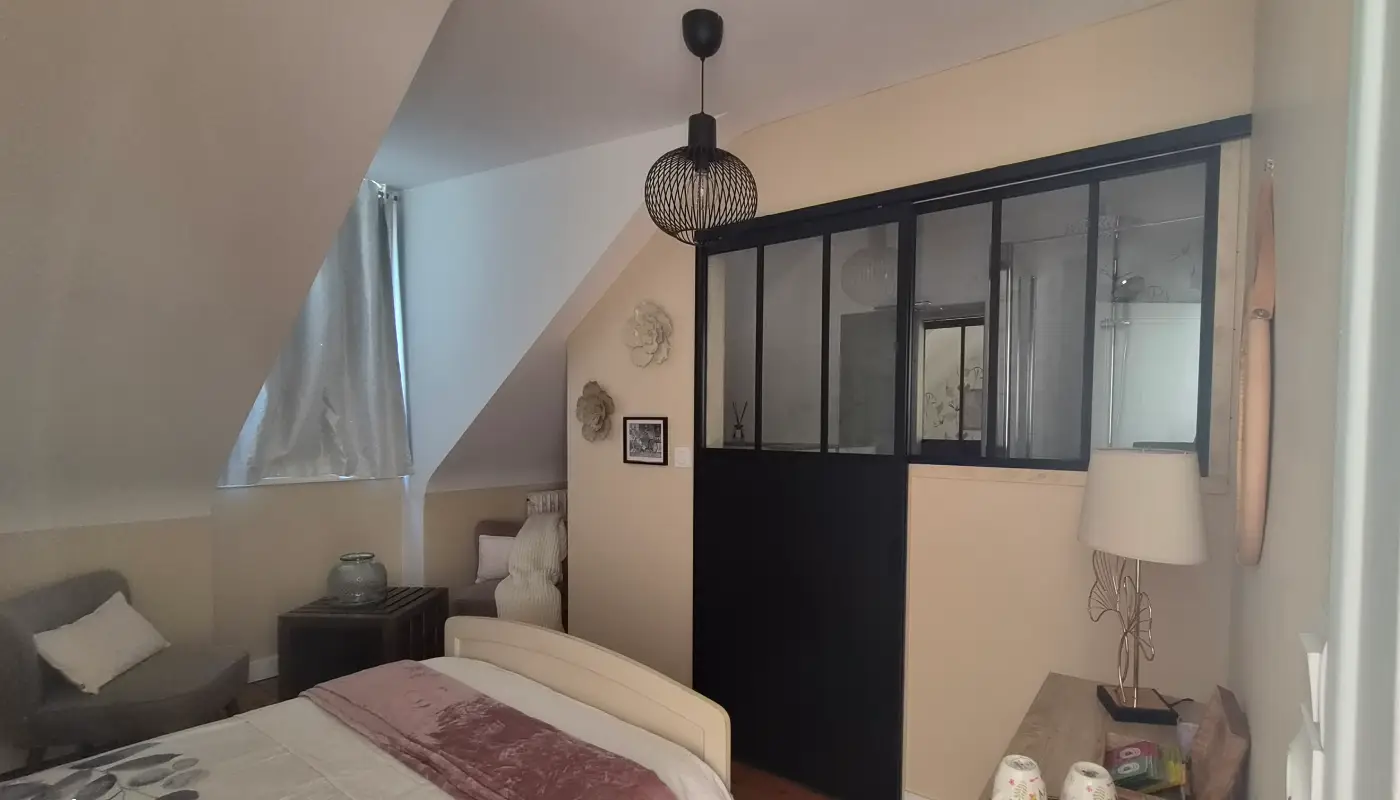 Verrière d'atelier coulissante séparant la salle d'eau de la chambre Lune