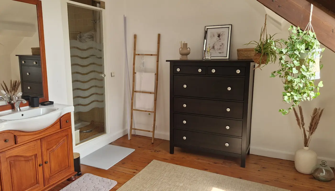 Salle de bains privative de la chambre Papillon avec douche à l'italienne